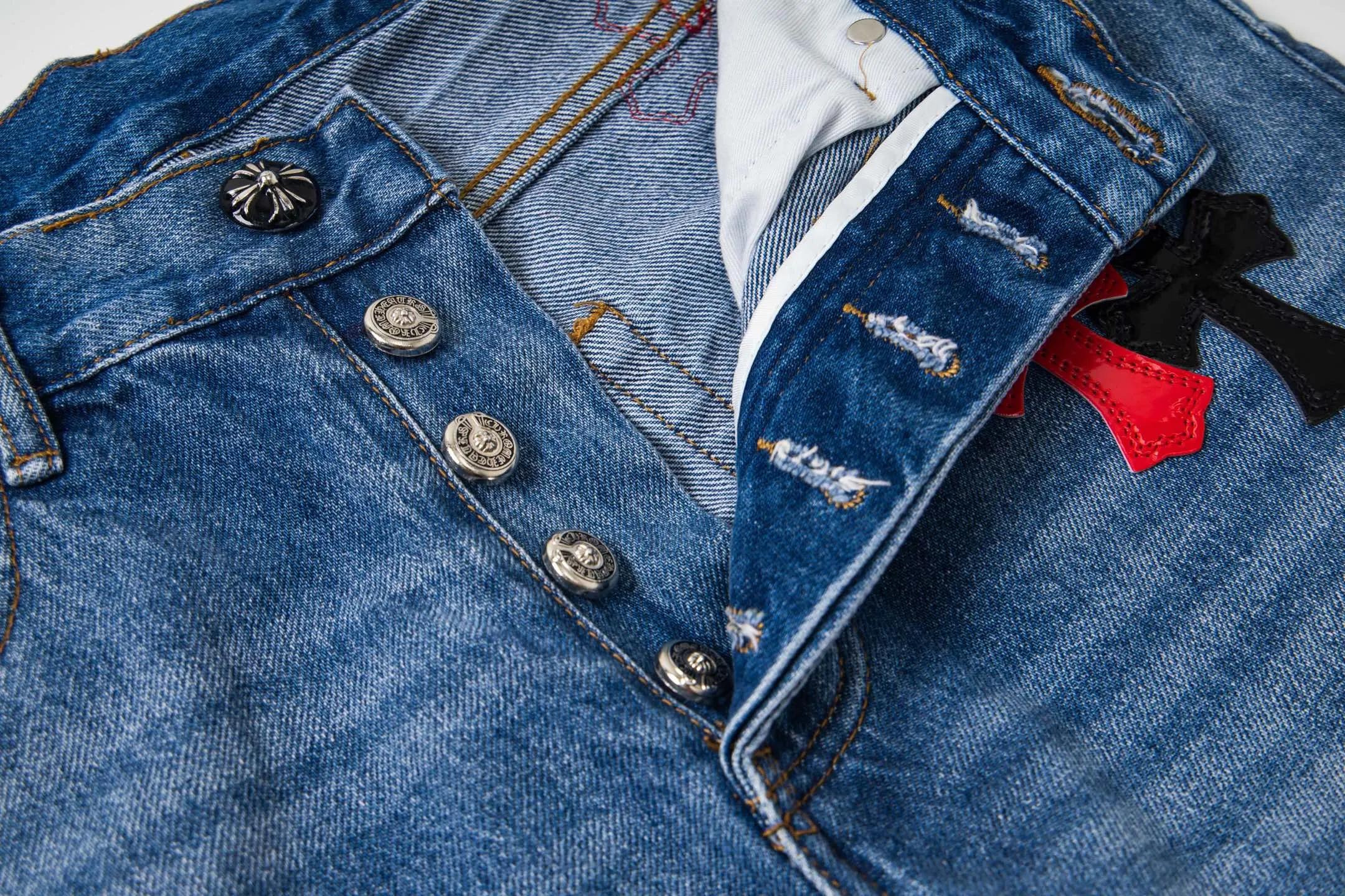 P290 high version Chrome Hearts blue denim with red black panther pattern multi-leather jeans. CH jeans need to be washed and then disassembled and hand-stitched with sheepskin cross leather and then spliced ​​together. The whole piece has too many craftsmanship to explain, patchwork cross pattern embellishment, high-waisted washed jeans! ! Absolutely high-end luxury products, god-level single products and super popular products, made with top heavy industry, a must-see magic weapon. Customized hardware. The fabric is thick and soft after washing. It has good breathability. Customized small leather label. Unique design. The details are simple and elegant, and the workmanship is exquisite. The entire trousers are neatly routed and the details are in place! It’s so cool that both men and women can easily control the genderless trend! Style number: 1799# Color: blue Size: 28 30 32 34 36